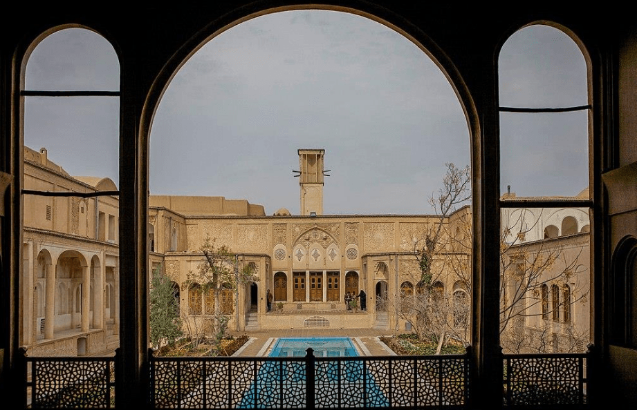 طراحی محوطه با الگوی حیاط مرکزی